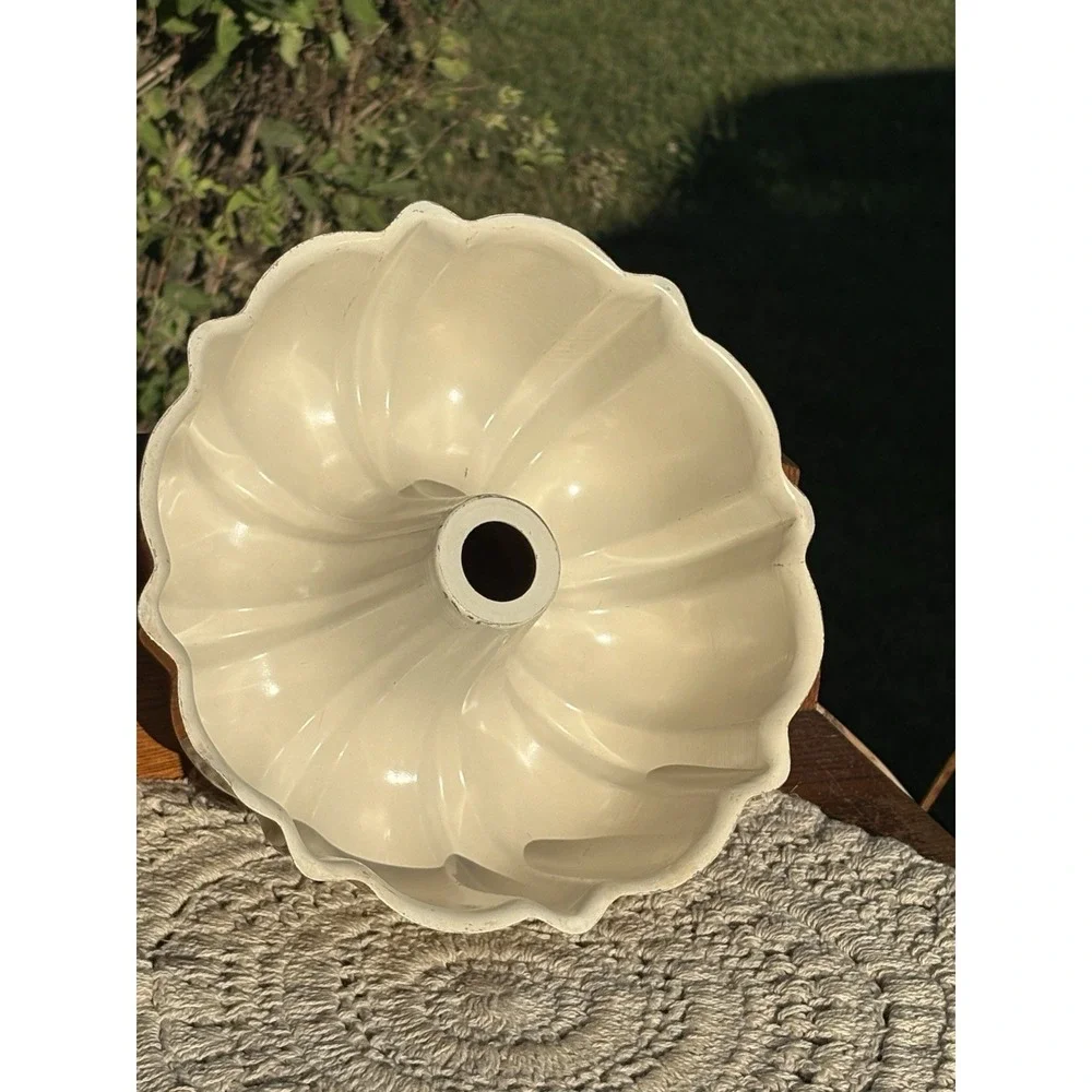 Vintage Formed Aluminum Bundt Pan 10.25